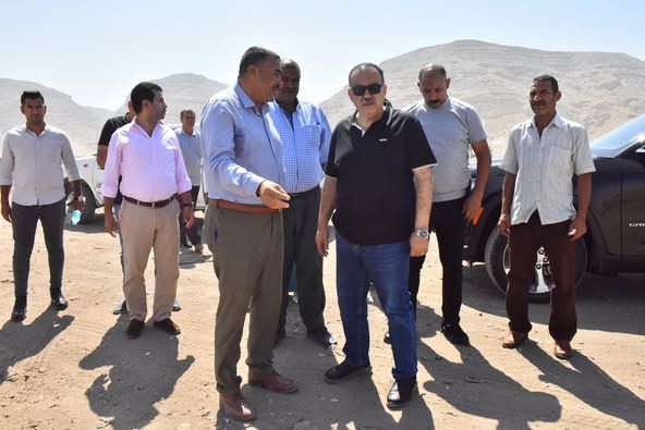 محافظ أسيوط يتابع أعمال المحور التنموي الجديد بين البداري وطريق البحر الأحمر ويوجه بزراعة جانبي الطريق - الخليج الان