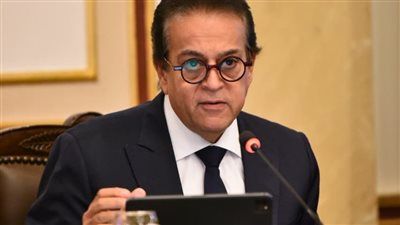 وزير الصحة يشارك في مائدة مستديرة حول استخدامات الذكاء الاصطناعي في الرعاية الصحية - الخليج الان