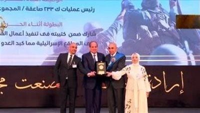 الرئيس السيسي يقبل رأس زوجة بطل تكريما لبطولته - الخليج الان