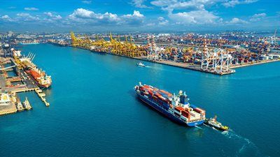 قناة السويس تعود للحياة.. انتعاش الملاحة بعد سنوات من التراجع - الخليج الان