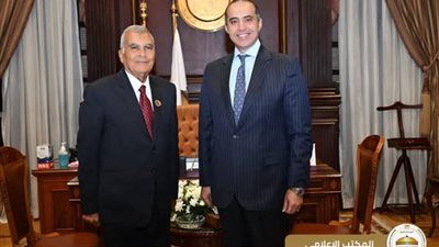 الوزير محمود فوزي يقدم التهنئة للمستشار عصام فريد رئيس مجلس الشيوخ والوكيلين - الخليج الان