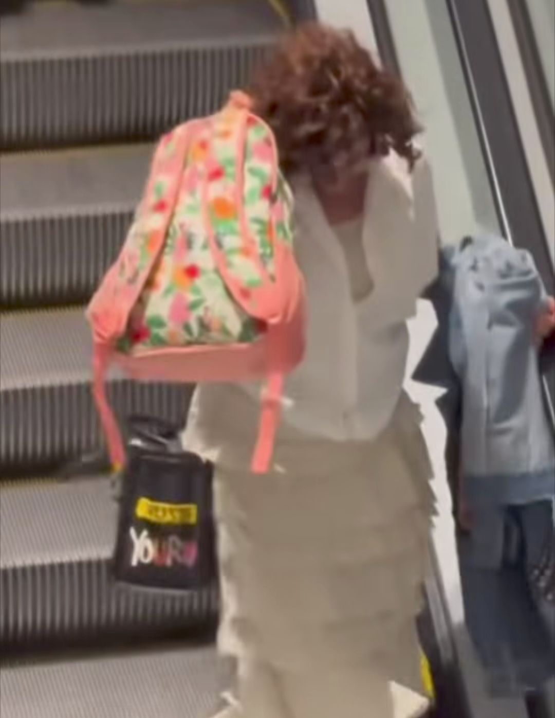 حنان مطاوع تعلق على فيديو اخفاء وجهها وابنتها من الكاميرات: كنت في خروجة أسرية - الخليج الان