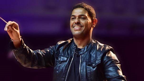 مش هسكت على الباطل.. هاني فرحات يرد على جدل ظهوره بالزي السعودي بحفل محمد عبده - الخليج الان