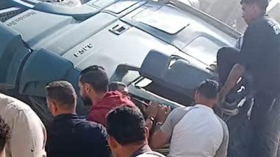 مصرع شخص وإصابة آخر إثر انقـ ـلاب سيارة نقل ثقيل في نزلة الطريق الإقليمي بأشمون - الخليج الان