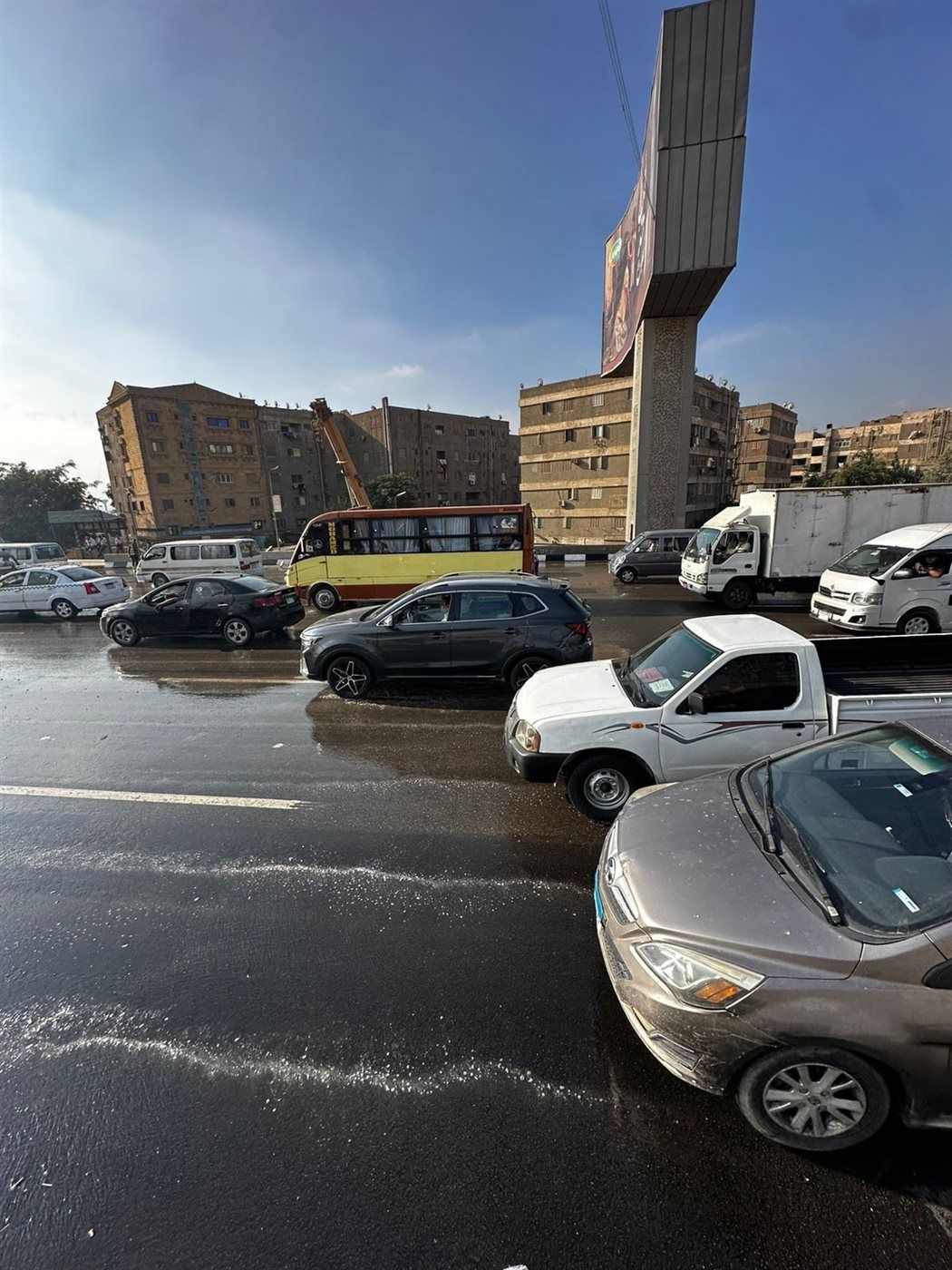 كسر ماسورة مياه يعطل الطريق الدائري بالأوتوستراد في الاتجاهين.. وجهود مكثفة لإعادة الحركة - الخليج الان