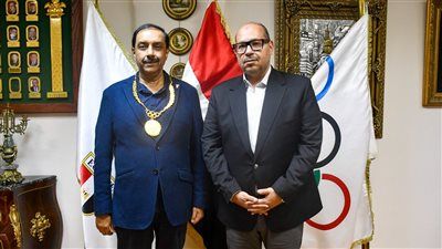 إدريس يمنح رئيس الاتحاد الدولي للهوكي القلادة الأولمبية ويتفقان على إنشاء ملعب - الخليج الان