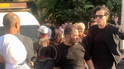 ضهره اتكسر.. لقطة مؤثرة لـ أمير عيد في جنازة والدته| صور - الخليج الان