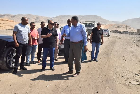 محافظ أسيوط يتابع أعمال المحور التنموي الجديد بين البداري وطريق البحر الأحمر ويوجه بزراعة جانبي الطريق - الخليج الان