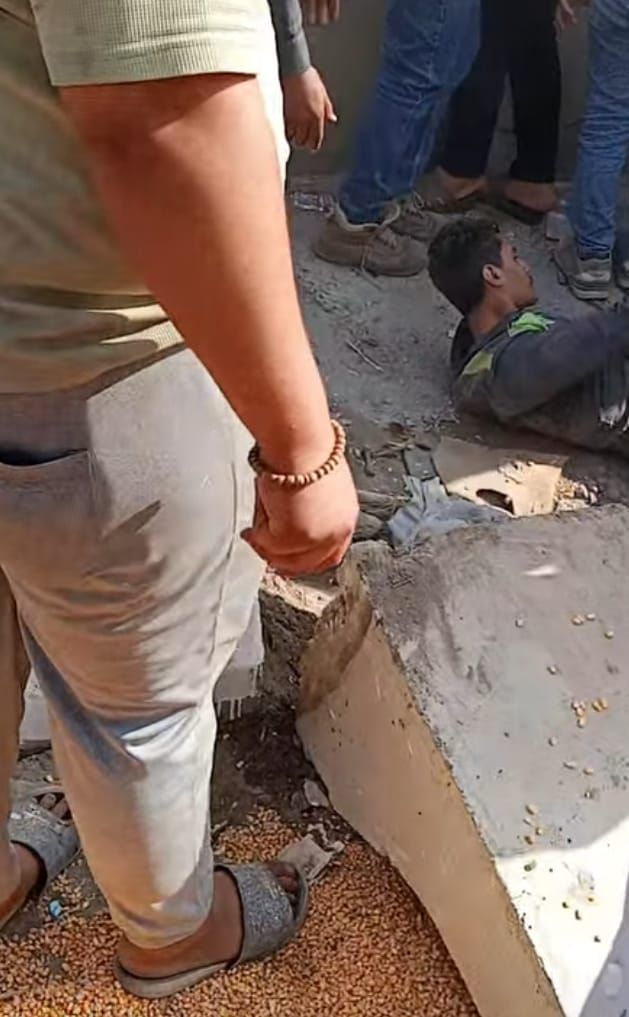 مصرع شخص وإصابة آخر إثر انقـ ـلاب سيارة نقل ثقيل في نزلة الطريق الإقليمي بأشمون - الخليج الان