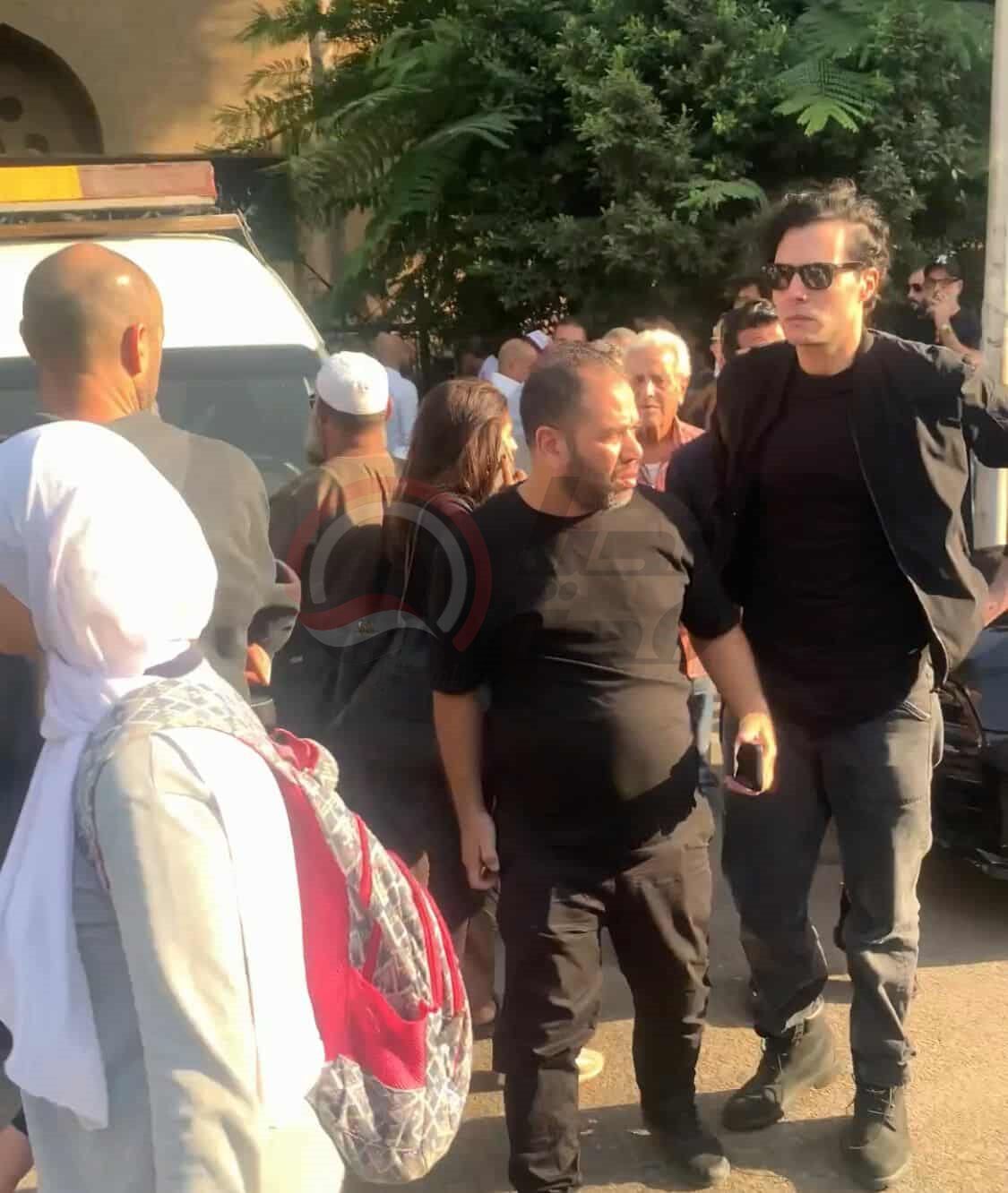 ضهره اتكسر.. لقطة مؤثرة لـ أمير عيد في جنازة والدته| صور - الخليج الان