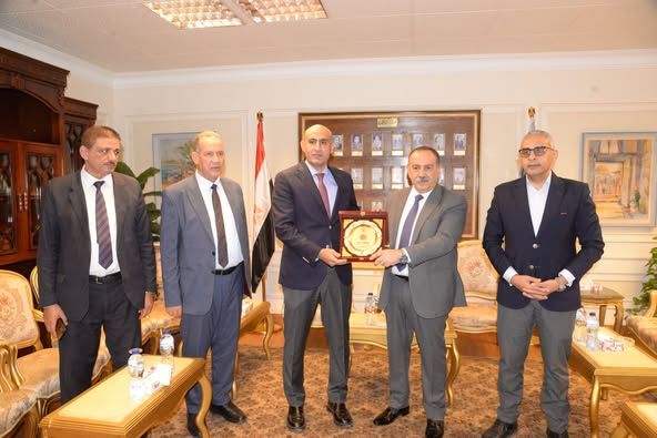 محافظ أسيوط يستقبل وزير التربية والتعليم خلال زيارته للمحافظة لتفقد المدارس ومتابعة سير العملية التعليمية - الخليج الان