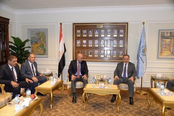 محافظ أسيوط يستقبل وزير التربية والتعليم خلال زيارته للمحافظة لتفقد المدارس ومتابعة سير العملية التعليمية - الخليج الان
