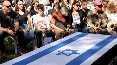 إسرائيل تتسلّم جثماني رهينتين من غزة عبر الصليب الأحمر - الخليج الان