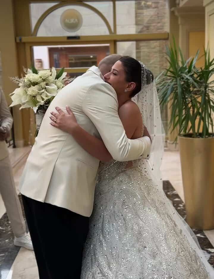 رومانسية تخطف الانظار.. أول ظهور لـ حاتم صلاح مع زوجته في حفل الزفاف - الخليج الان