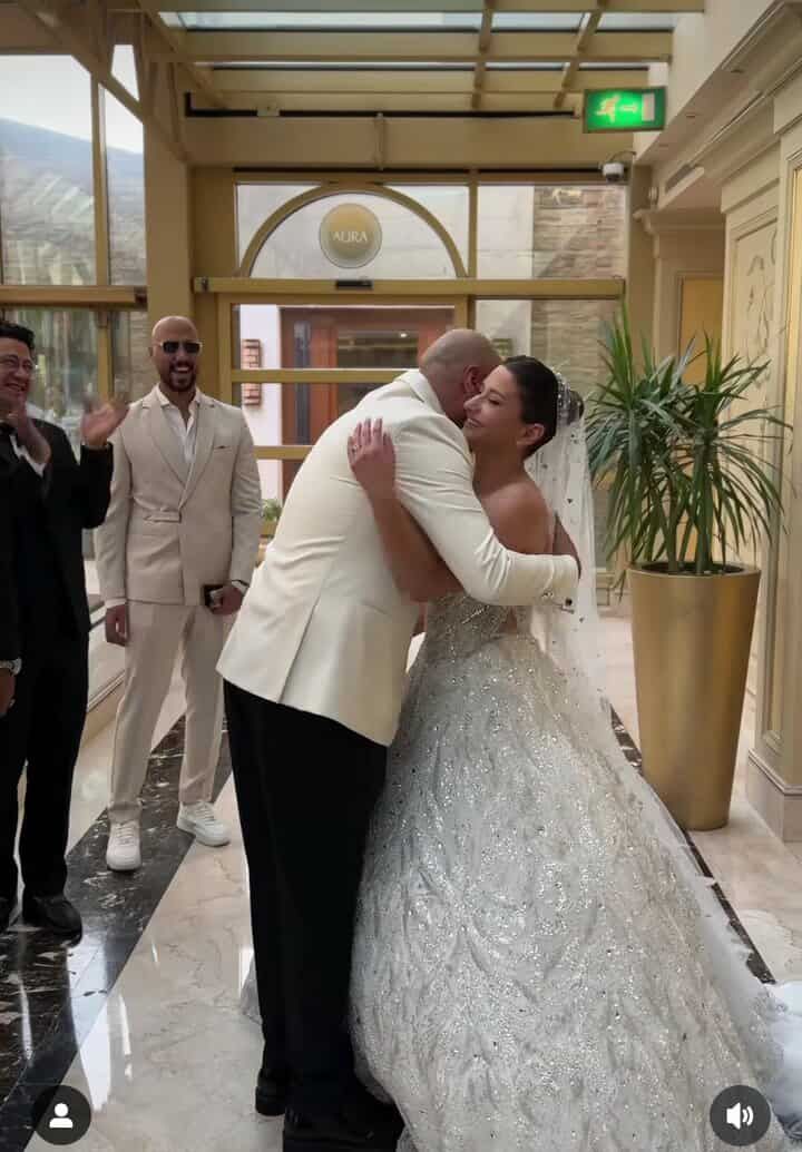 رومانسية تخطف الانظار.. أول ظهور لـ حاتم صلاح مع زوجته في حفل الزفاف - الخليج الان