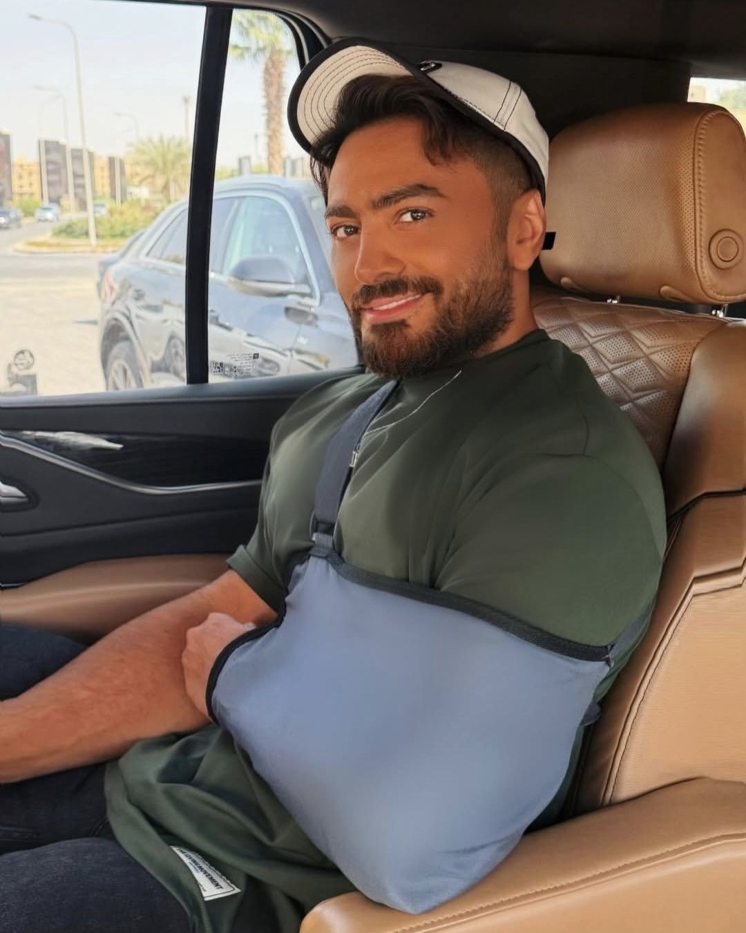 بسبب ممارسة رياضة عنيفة.. تامر حسني يخضع لعملية جراحية في الذراع - الخليج الان