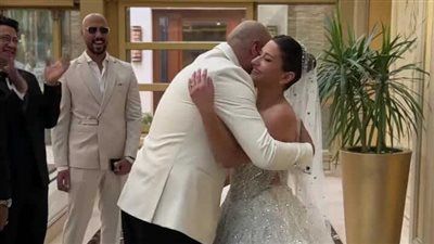 رومانسية تخطف الانظار.. أول ظهور لـ حاتم صلاح مع زوجته في حفل الزفاف - الخليج الان