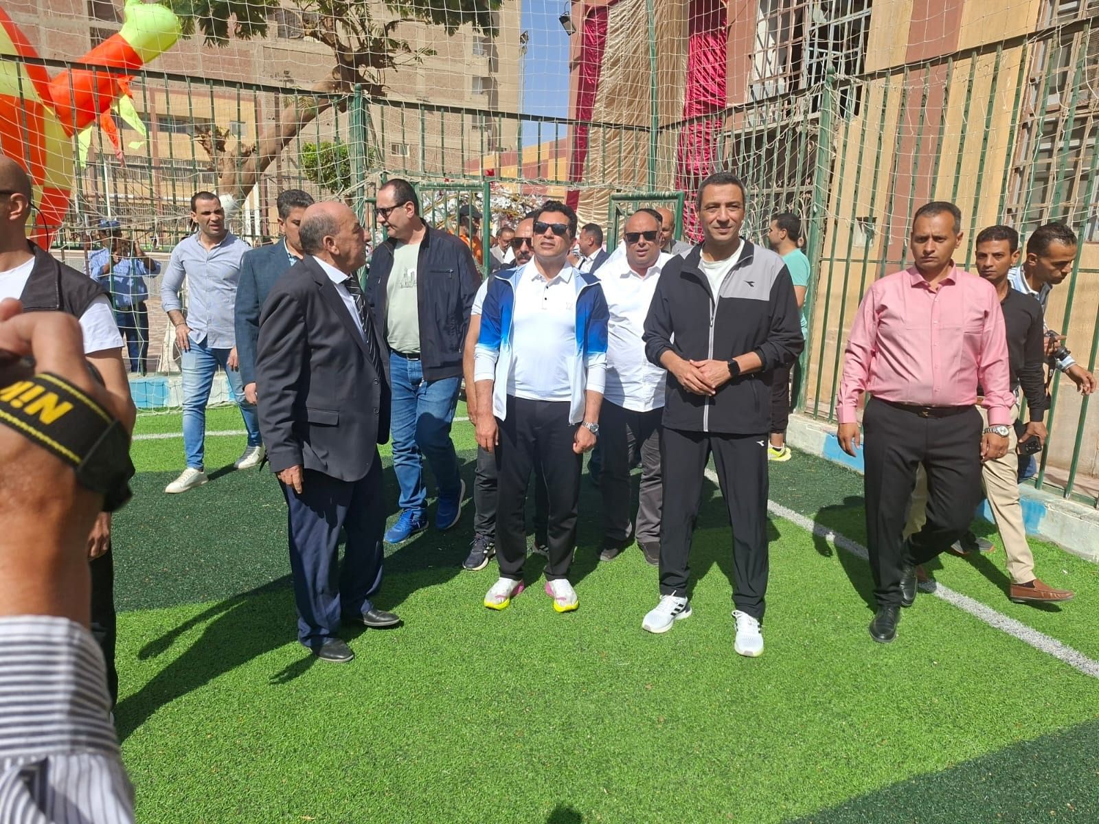 وزارة الشباب والرياضة تفتتح ملعب خماسي جديد في السويس - الخليج الان
