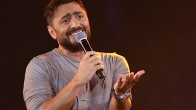 بمشاركة مروان موسى.. تامر حسني يشعل حفله بجامعة بدر بحضور 100 ألف طالب والفنان يعلق - الخليج الان