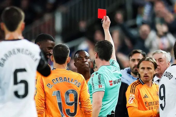 فالنسيا الإسباني يتهم نتفليكس بتشويه سمعة جماهيره في فيلم وثائقي عن نجم ريال مدريد - الخليج الان