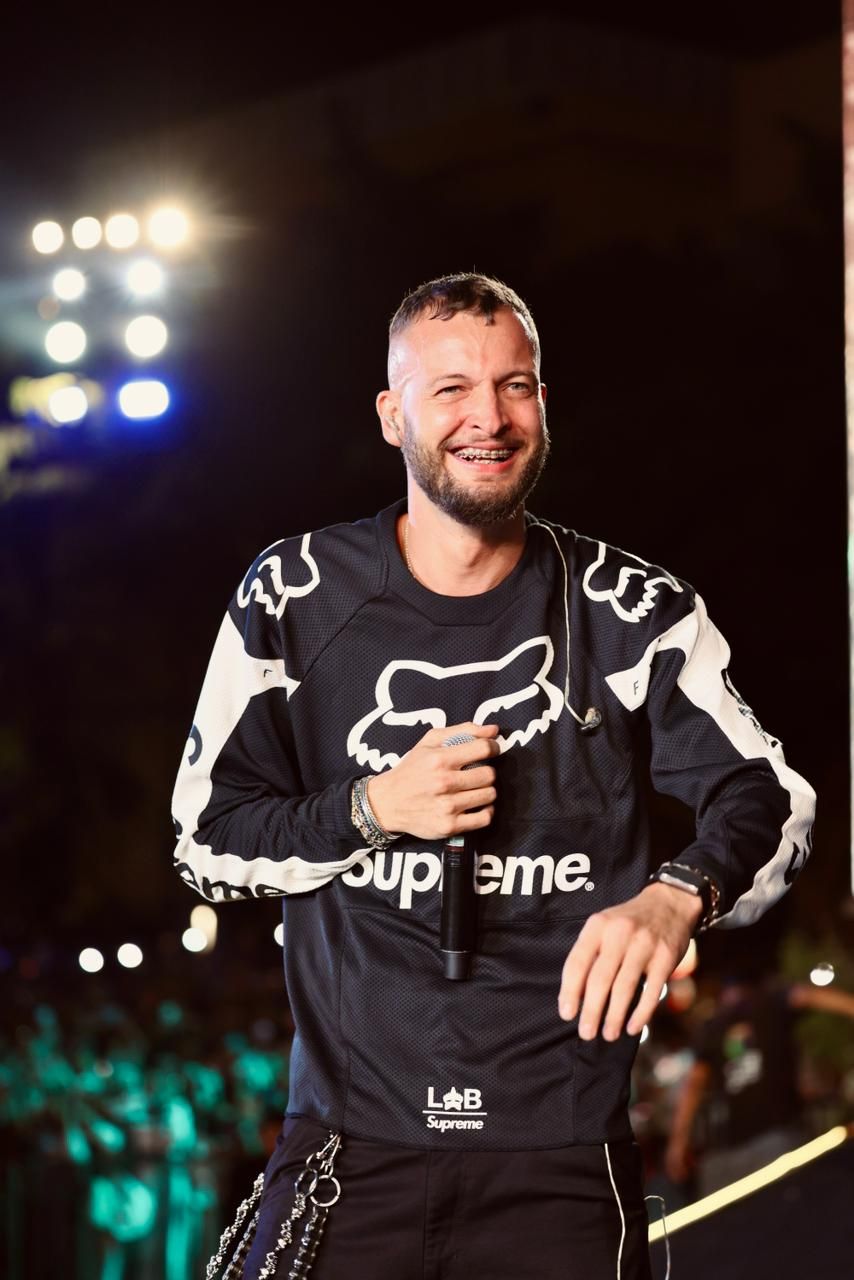 بمشاركة مروان موسى.. تامر حسني يشعل حفله بجامعة بدر بحضور 100 ألف طالب والفنان يعلق - الخليج الان