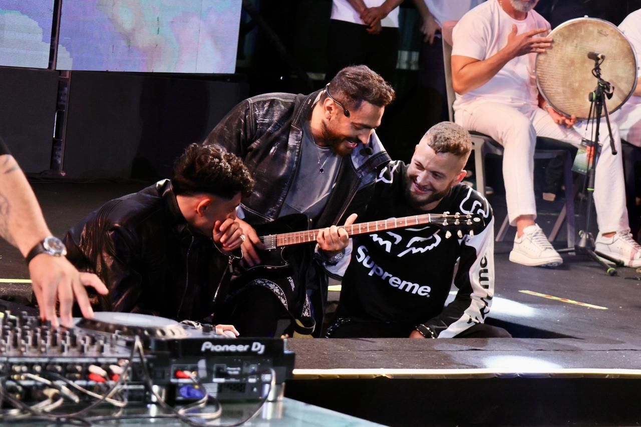 بمشاركة مروان موسى.. تامر حسني يشعل حفله بجامعة بدر بحضور 100 ألف طالب والفنان يعلق - الخليج الان