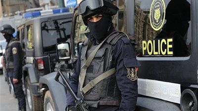 "ابني طردني".. تفاصيل قيام شاب بطرد والدته في الشارع بالقاهرة - الخليج الان