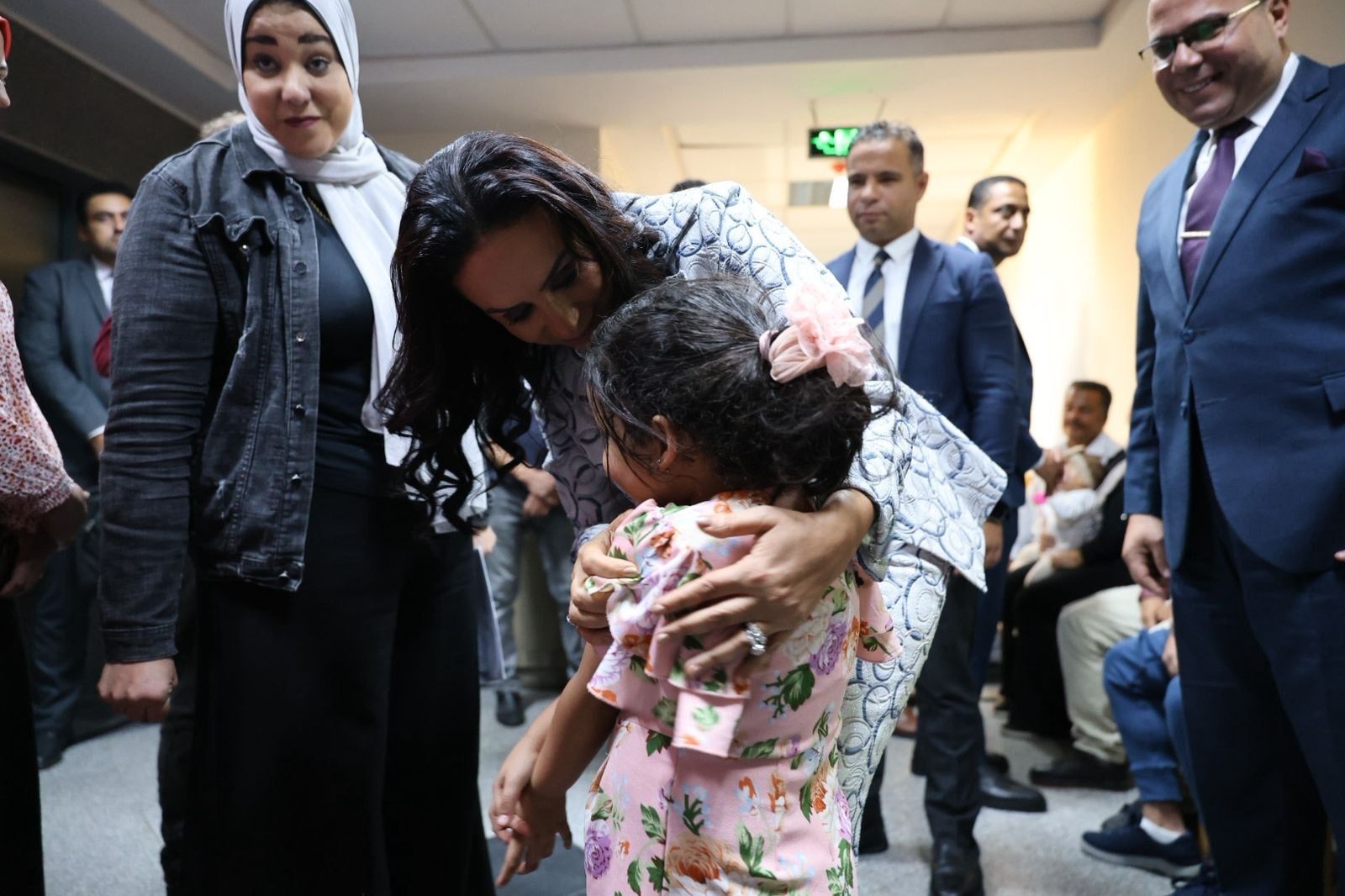 تسليم 14 طفلا لأسر بديلة كافلة.. وزيرة التضامن تتابع منظومة الرعاية المؤسسية والأسري - الخليج الان