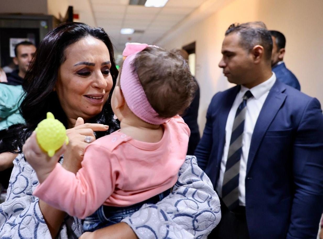 تسليم 14 طفلا لأسر بديلة كافلة.. وزيرة التضامن تتابع منظومة الرعاية المؤسسية والأسري - الخليج الان