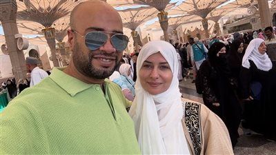 بدلًا من شهر العسل.. حاتم صلاح يؤدي مناسك العمرة مع زوجته بعد ساعات من زفافهما - الخليج الان