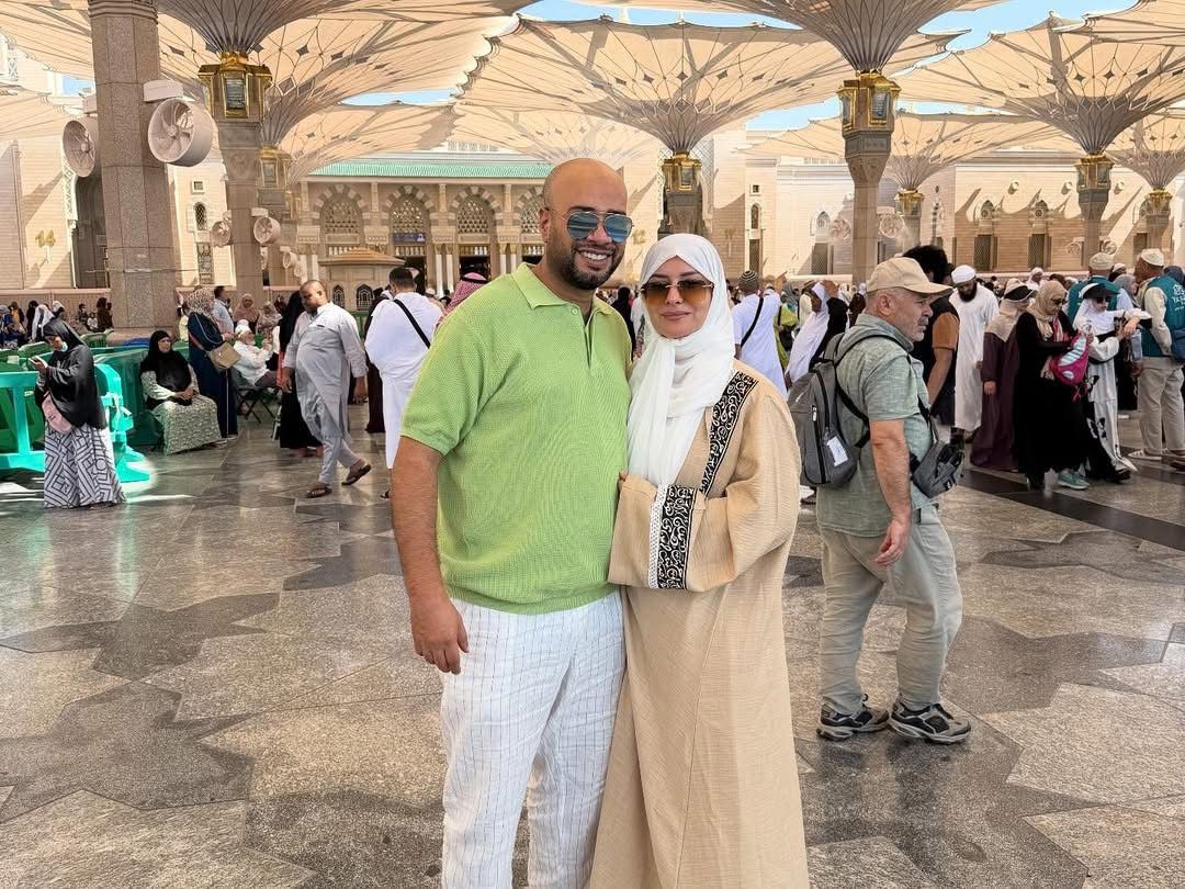 بدلًا من شهر العسل.. حاتم صلاح يؤدي مناسك العمرة مع زوجته بعد ساعات من زفافهما - الخليج الان