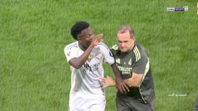 أجواء مشحونة بعد الكلاسيكو.. مشادة بين لاعبي برشلونة وريال مدريد بسبب لامين يامال - الخليج الان