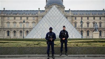 عاجل|«قبل هروبهم إلى دولة عربية».. اعتقال شخصين على صلة بسرقة متحف اللوفر - الخليج الان
