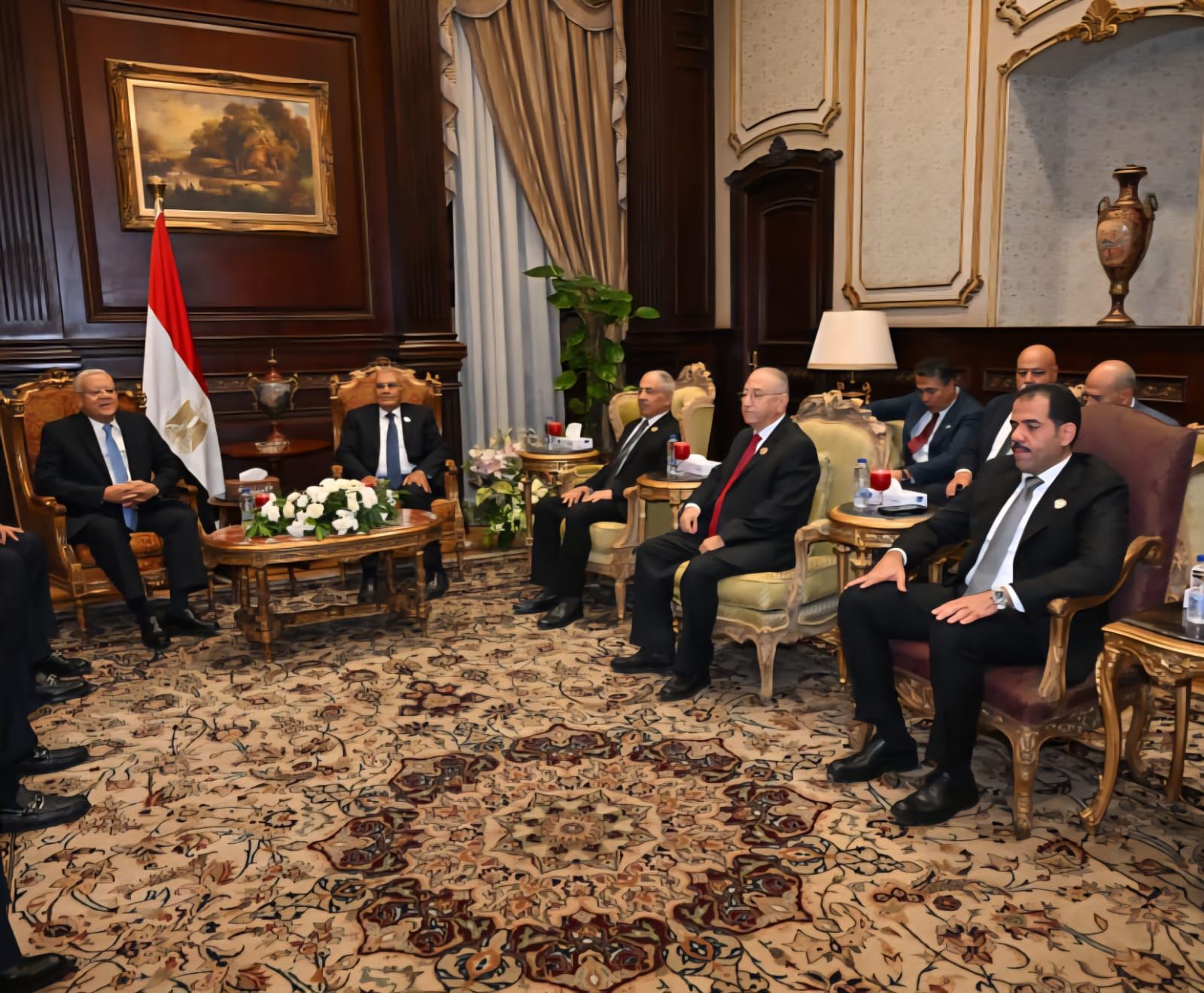 رئيس مجلس الشيوخ يستقبل رئيس النواب ووكيلي المجلس - الخليج الان