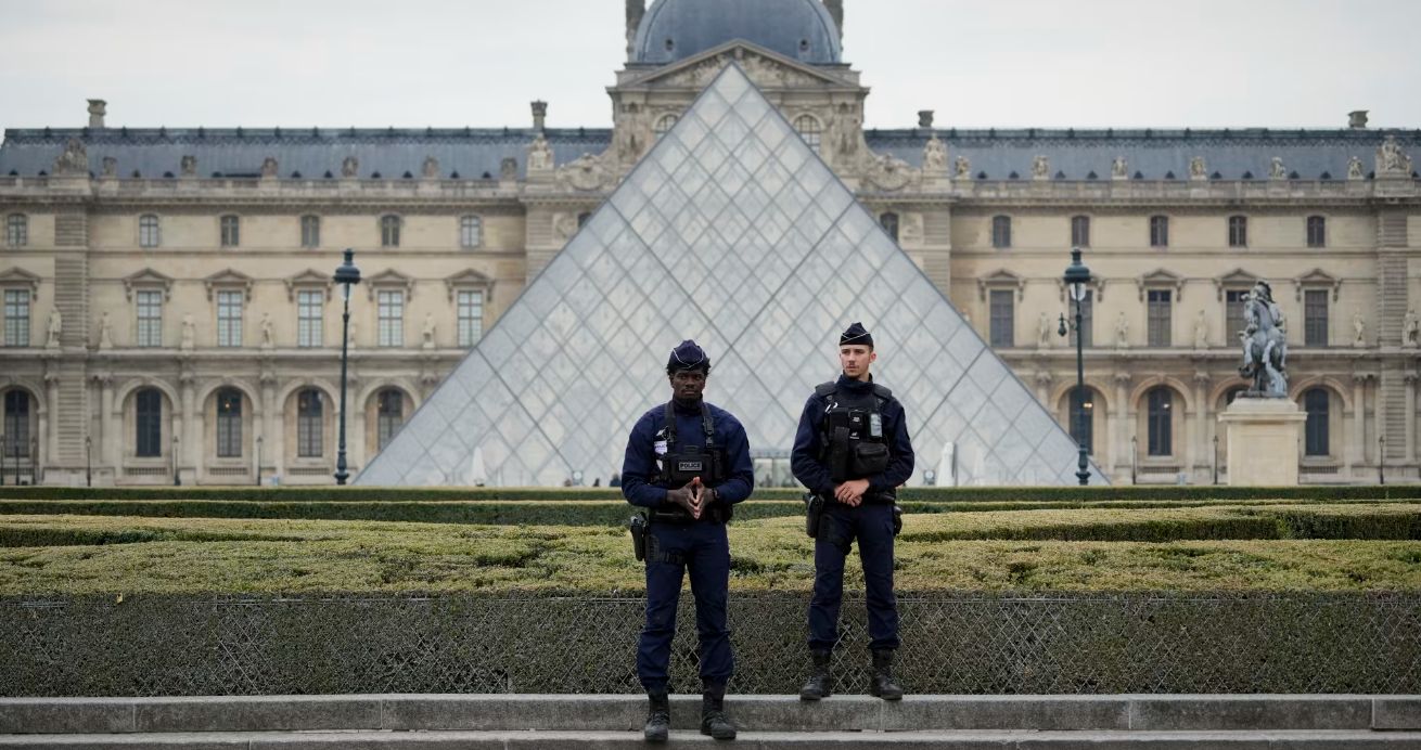 عاجل|«قبل هروبهم إلى دولة عربية».. اعتقال شخصين على صلة بسرقة متحف اللوفر - الخليج الان