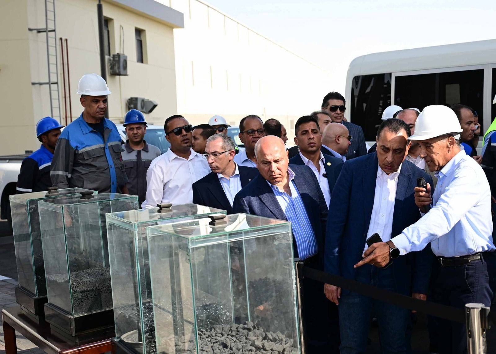 انطلاقة صناعية جديدة بالسخنة.. رئيس الوزراء يتفقد مصنع بلوكات الأنود الكربونية - الخليج الان