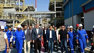 رئيس الوزراء يدشّن مشروع استرجاع الغازات بشركة «النصر للبترول» خلال جولته بالسويس - الخليج الان