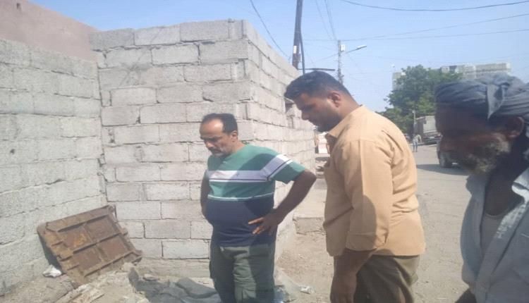 السلطة المحلية بخورمكسر تنفذ حملة واسعة لتصفية وإعادة تأهيل مناهل الصرف الصحي