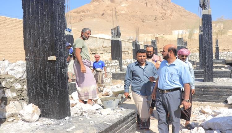 مدير تربية القطن يتفقد مشروع إعادة بناء مدرسة عثمان بن عفان بغصيص