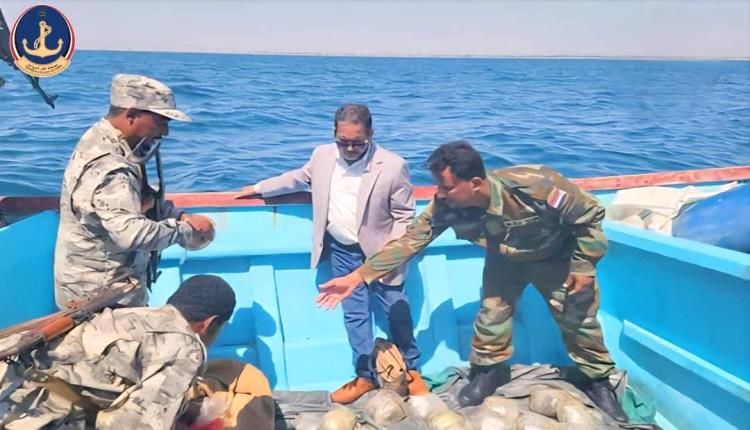 عملية نوعية لخفر السواحل اليمني تطيح بمهربين قادمين من المهرة على متن قارب "القمة المطور"