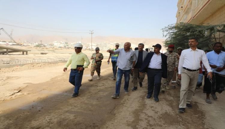 محافظ حضرموت يتفقد العمل بمشروع المرحلة الثانية لخور المكلا ويوجّه بإزالة العوائق التي تعترض سرعة الانجاز