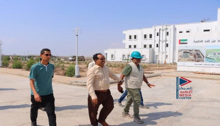 الزهري يطلع على سير العمل في مشروع مدينة الشيخ محمد بن زايد الطبية بخورمكسر