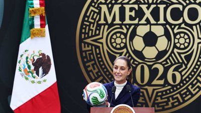 رئيسة المكسيك تهدي تذكرة حضور افتتاح مونديال 2026 لامرأة محتاجة - الخليج الان