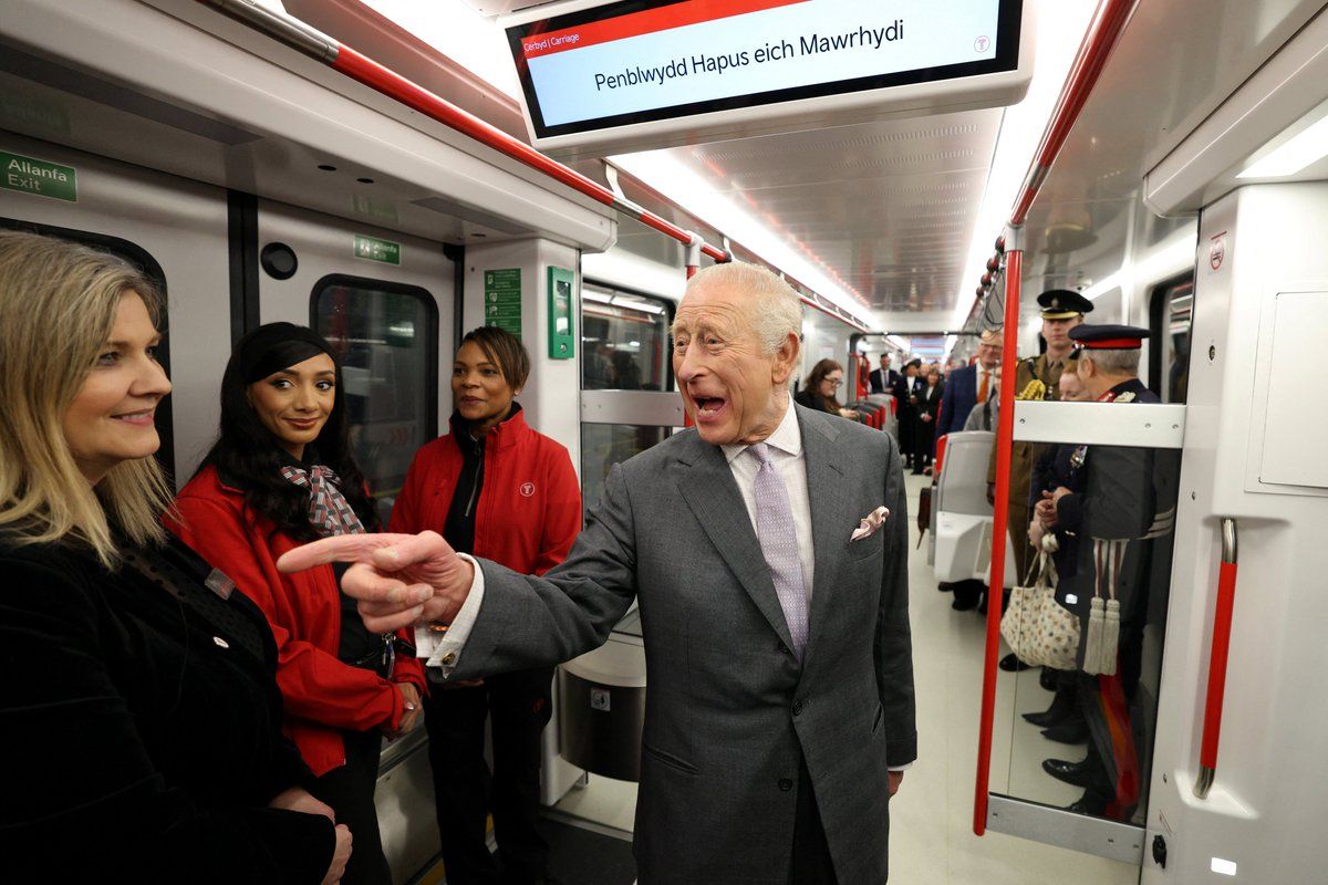 «يقود المترو بنفسه».. ​​​​​الملك تشارلز يحتفل بعيد ميلاده الـ 77 على طريقته الخاصة|صور - الخليج الان