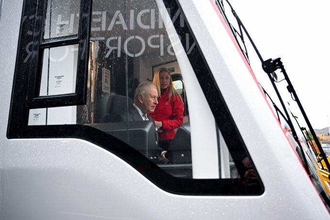 «يقود المترو بنفسه».. ​​​​​الملك تشارلز يحتفل بعيد ميلاده الـ 77 على طريقته الخاصة|صور - الخليج الان