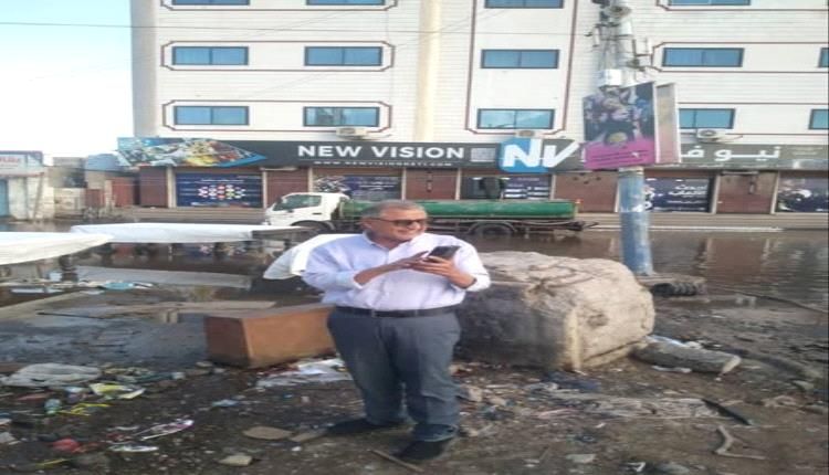 مدير صندوق النظافة يشرف على شفط مياه الأمطار في ريمي المنصورة