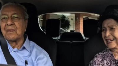 100 عام.. مهاتير محمد يخطف القلوب بمقطع مع زوجته - الخليج الان