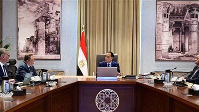 رئيس الوزراء يتابع توافر الاحتياطي الإستراتيجي من المنتجات البترولية وموقف سداد مستحقات الشركاء الأجانب - الخليج الان