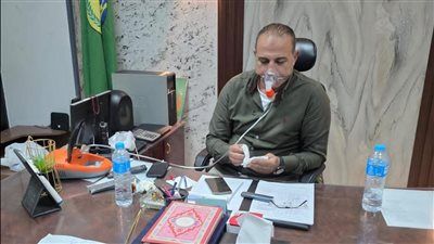 رئيس مدينة القصاصين الجديدة يتابع حريق عزبة الكوع من مكتبه رغم وضعه على جهاز الأكسجين - الخليج الان