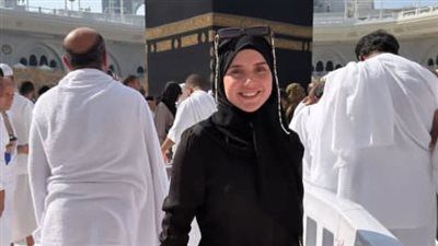 جمعة مباركة.. رنا رئيس تشارك صورا وهي تؤدي مناسك العمرة - الخليج الان